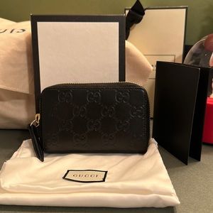 Gucci coin pouch Double G
Zip closure
4.9"W x 3.1"H x 1"D
Made in Italy